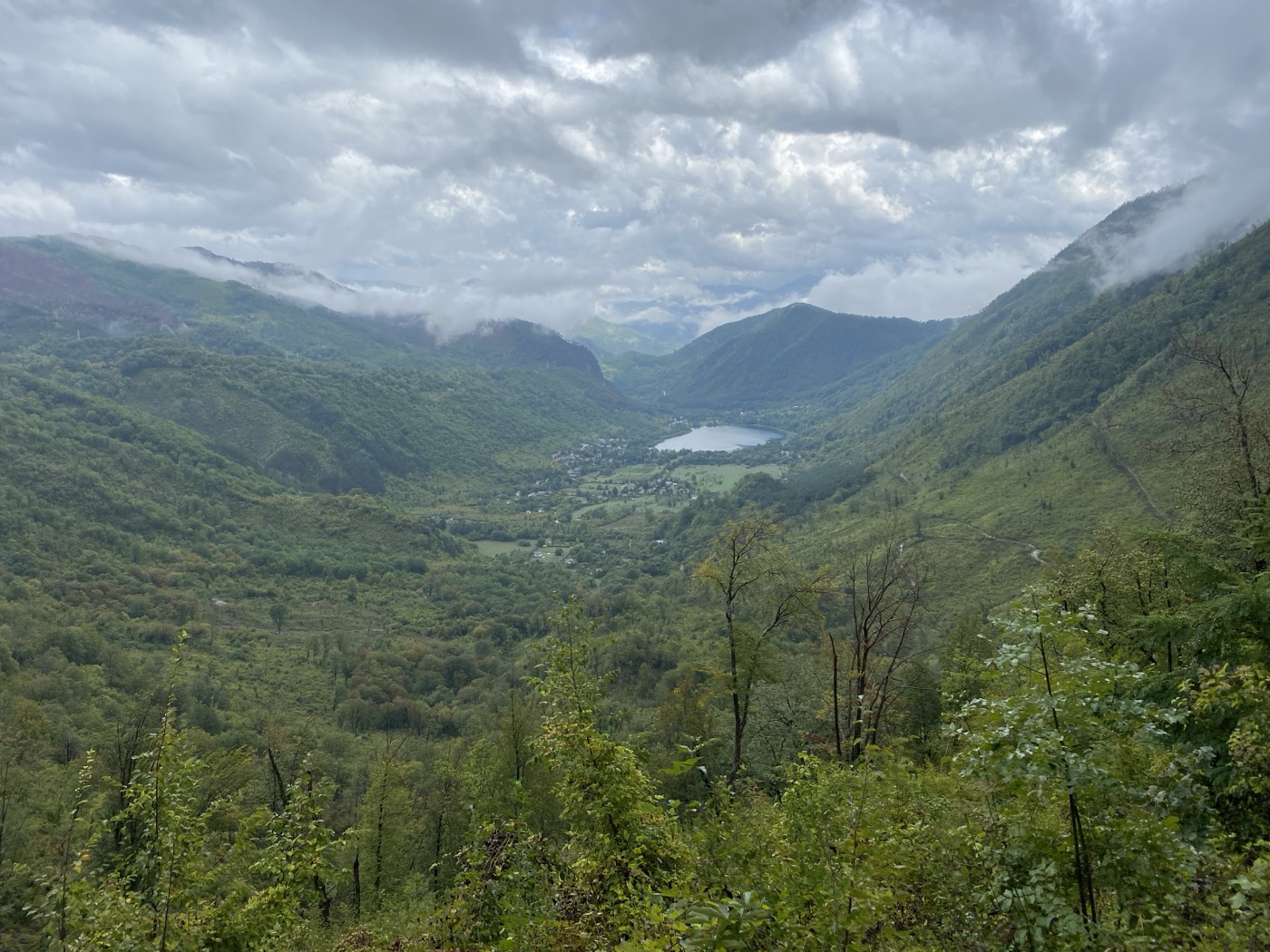 Meer in een berglandschap