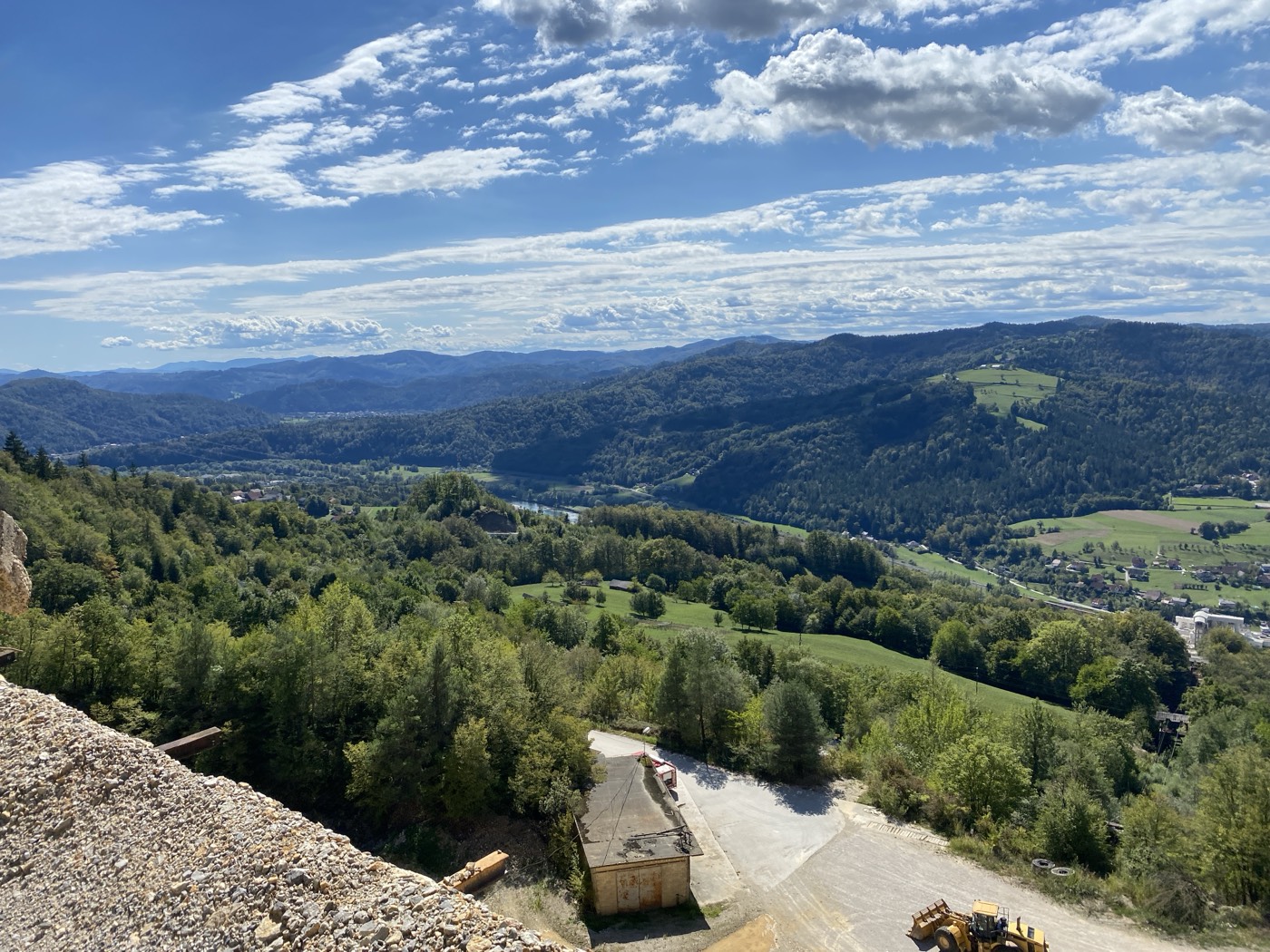 Uitzicht over een bergvallei op de Balkan